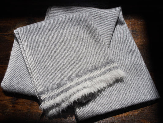 CASHMERE TWILL SCARF / GRAY & WHITE by Tweedles